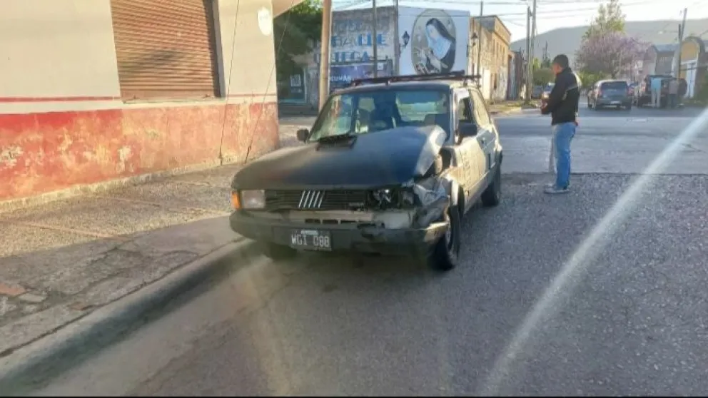 Llevaba a sus hijos a la escuela, hasta que una camioneta los embistió de frente