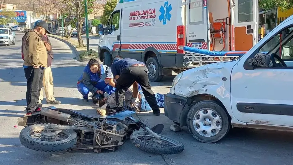 Importante accidente de transito: intento esquivar un vehículo y termino en el hospital 
