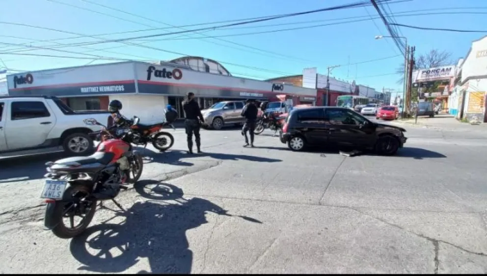 Ocurrió el tercer accidente del día: vehículo se llevó por delante a un motociclista