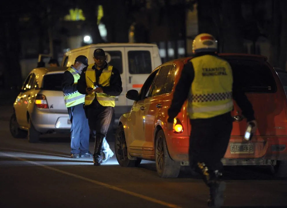 Intensa persecución policial en un barrio salteño: huía a toda velocidad y con dos nenas a bordo