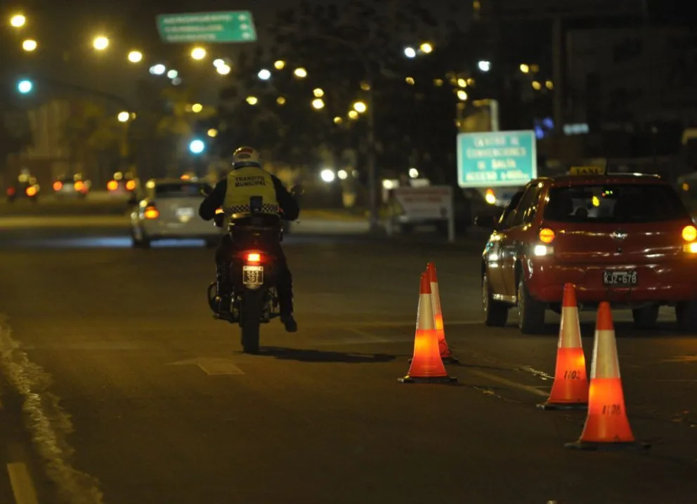 Motociclista atacó brutalmente a un inspector de tránsito: le pegó con un cono en la cabeza