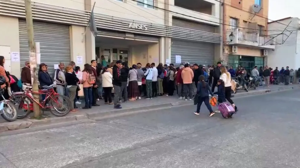 Inició la inscripción para el IFE 5 y el ANSES está "abarrotado" de salteños necesitados