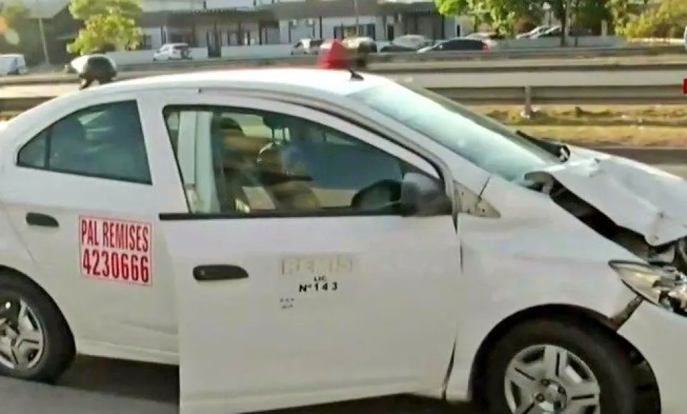 Delincuentes robaron un remis, se dieron a la fuga y terminaron chocando contra un camión
