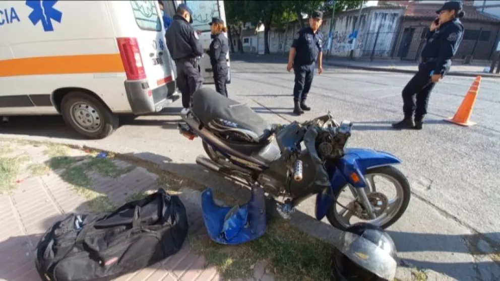 Mañana accidentada: chocaron a un policía y le destruyeron la moto