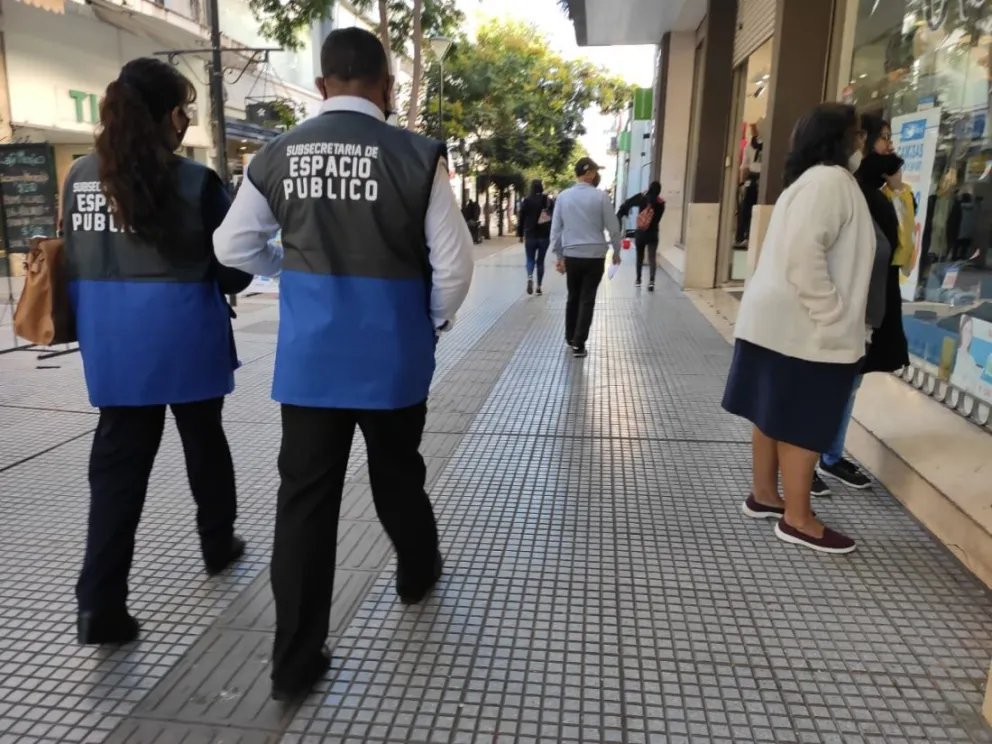 Vendedoras atacaron salvajemente a unos inspectores municipales: “Voy a reventar tu casa, porque te lo mereces”