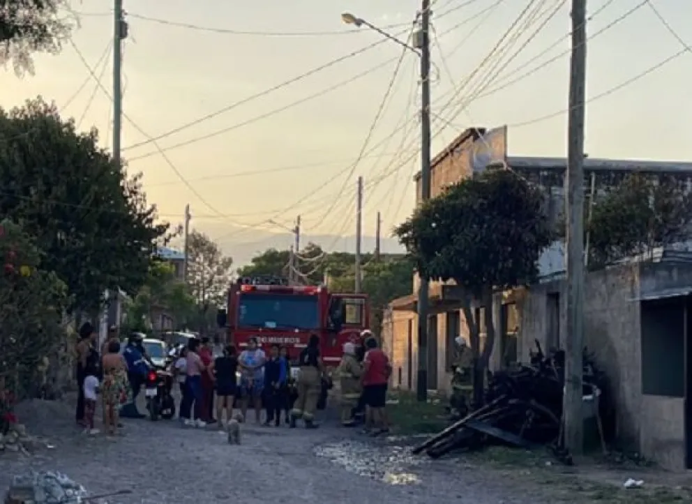 La unión hace a la fuerza: se le prendió fuego la casa y sus vecinos salieron al rescate