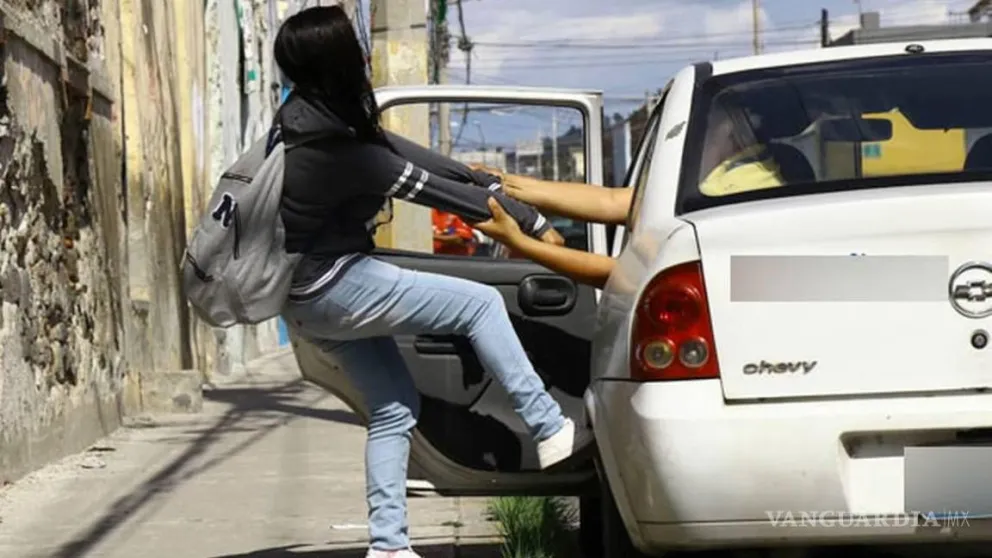 Dos jóvenes estaban en la parada, hasta que una camioneta se paró y trató de secuestrarlas