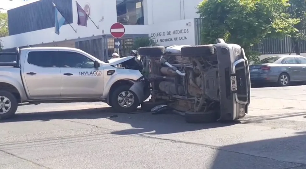 Cortes y demoras por violento accidente de tránsito: vehículo terminó de costado 