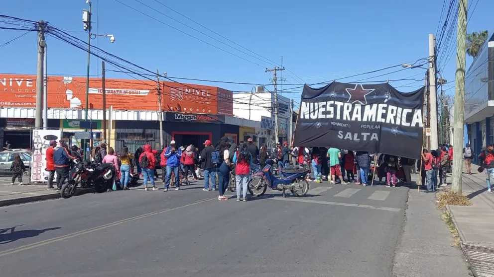 Te recomendamos no salir: dos manifestaciones convirtieron al centro salteño en un caos vehicular