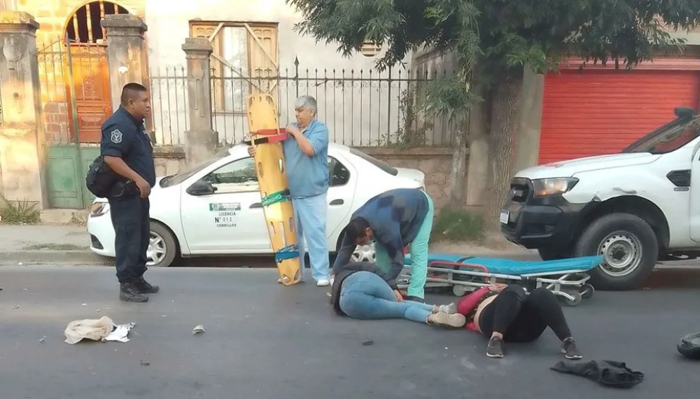 Terrible accidente: dos mujeres salieron despedidas y terminaron tendidas sobre el asfalto
