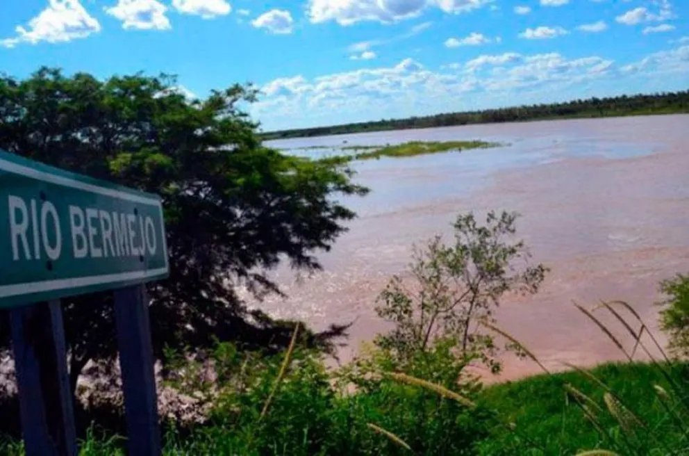 La presencia de peces muertos alertó a las autoridades: analizarán las aguas del río Bermejo