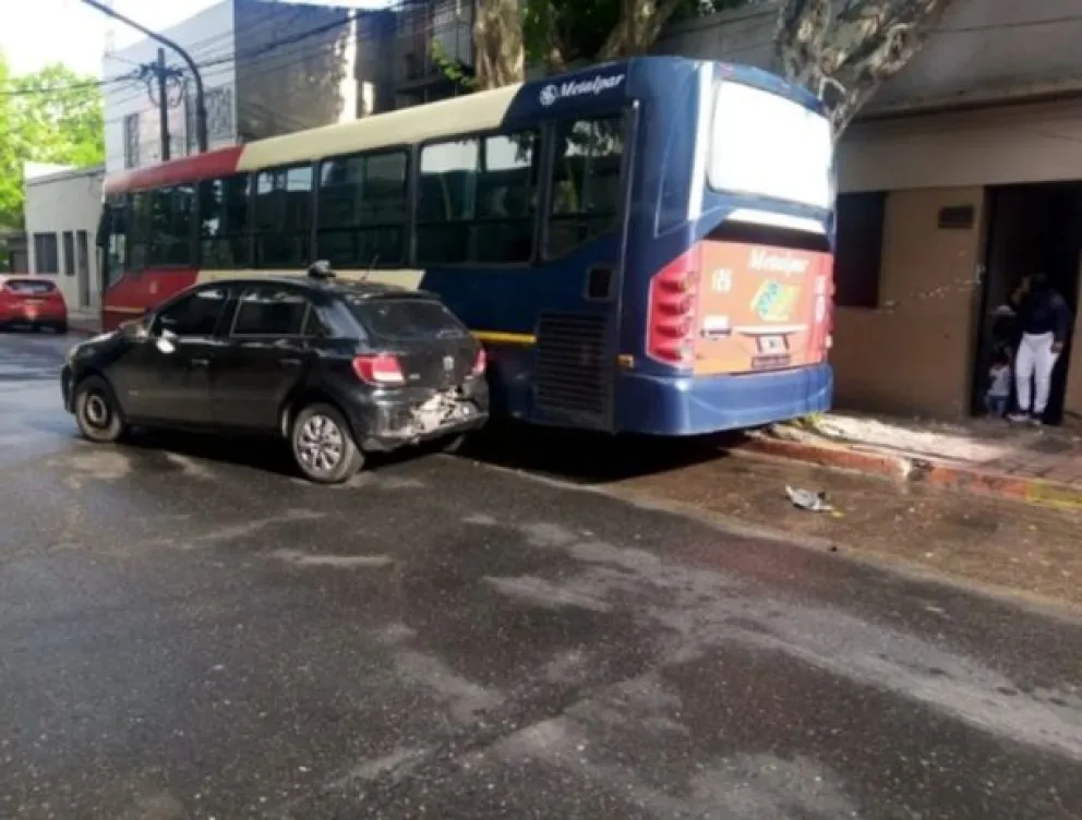 La “bromita” les salió caro: robaron un colectivo y se llevaron a cinco autos por delante