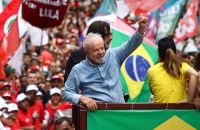 Alberto, Cristina y Gustavo Sáenz, algunos de los que saludaron a Lula por su victoria