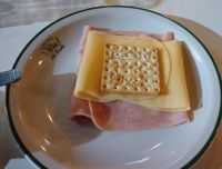 Un hombre pidió una galletita de agua con jamón y queso, compartió su precio y se viralizó de inmediato