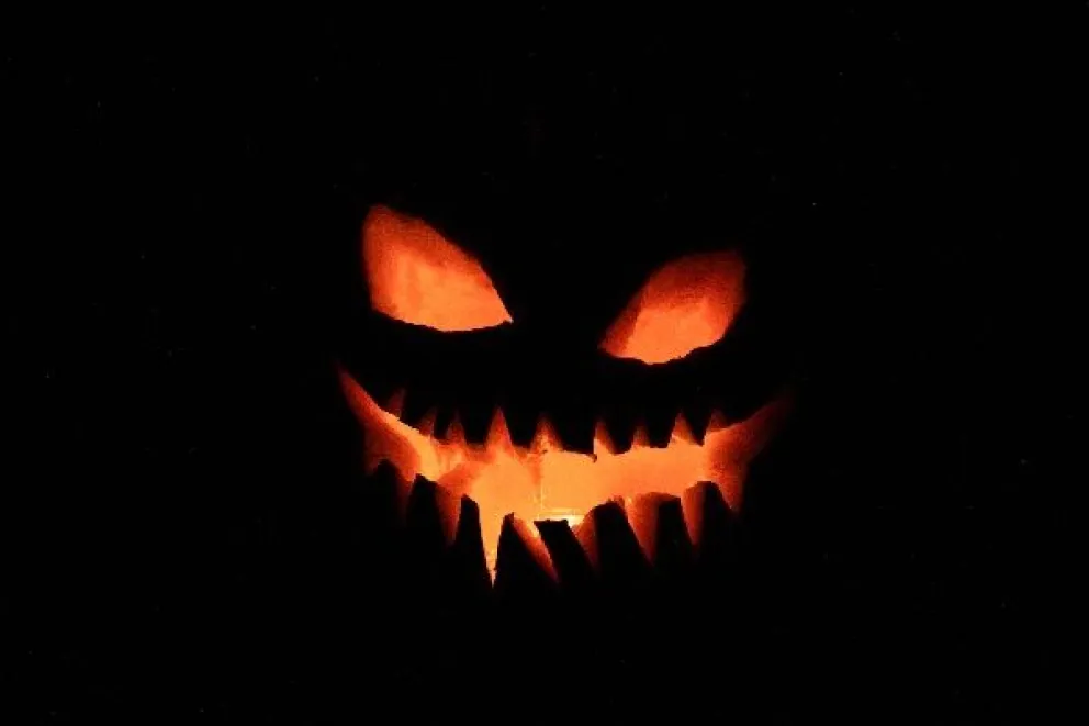 Mirá el auto que da vueltas por todo el centro salteño y da terror en pleno Halloween