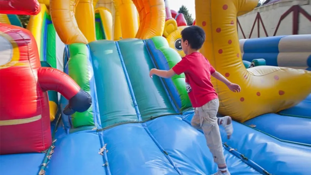 Desgracia en plena fiesta infantil: castillo inflable salió volando y dejó un niño al borde de la muerte