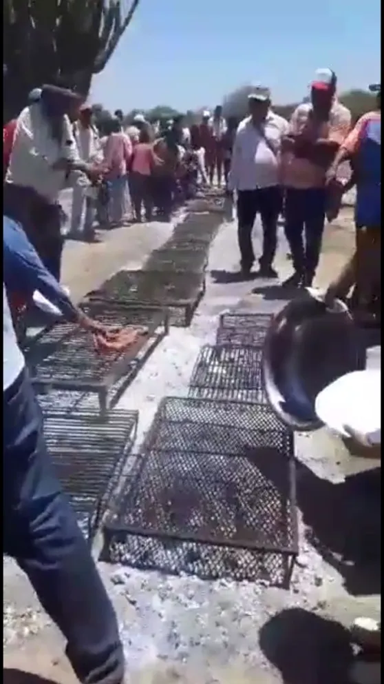 Solo pasa en Argentina: durante un evento, se robaron el asado cocinándose en las parrillas