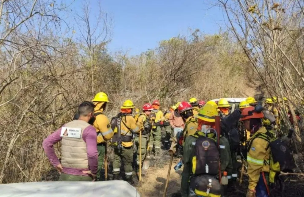 El impresionante operativo para controlar los incendios del Cerro 20 de Febrero