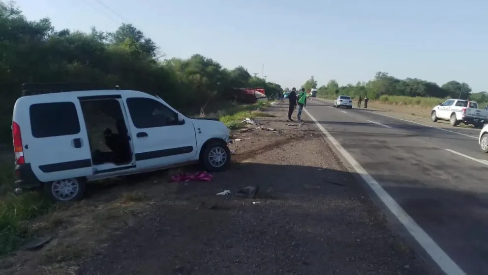 Terrible accidente vial: un automóvil chocó de frente contra un enorme camión