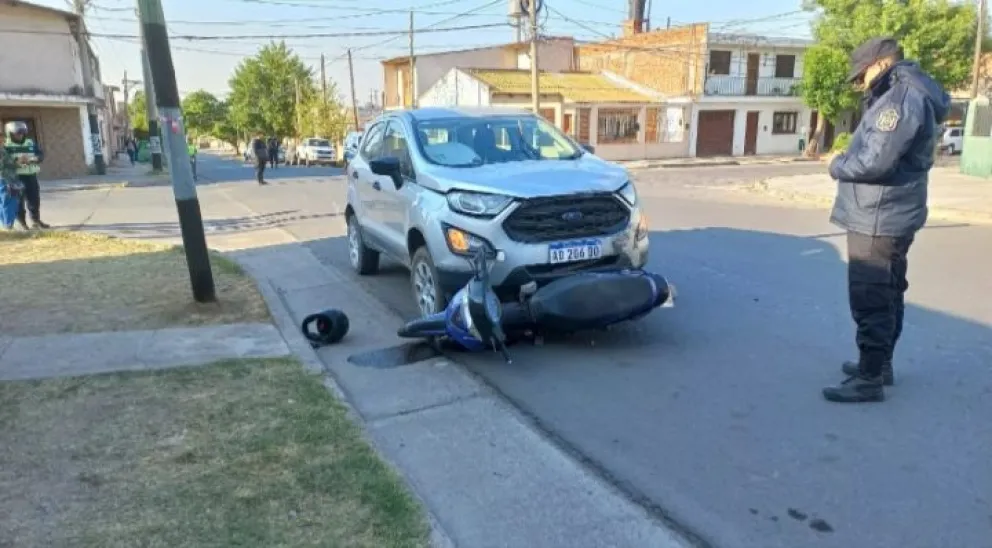 Mañana accidentada: manejaba sin casco y quedó atrapado debajo de un vehículo