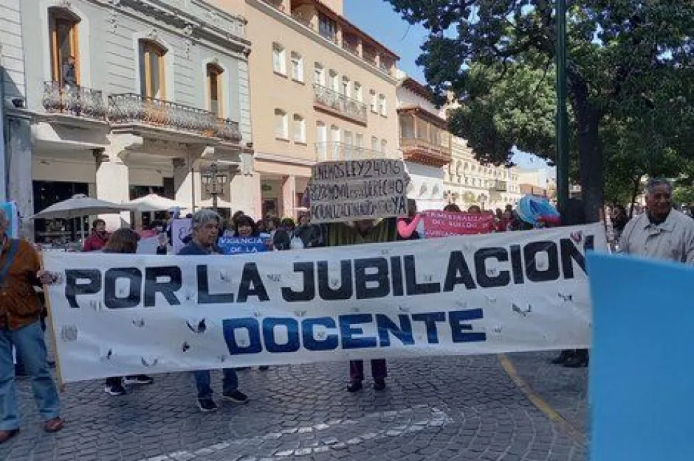 Foto: Jubilación Docente: Fuente: Twitter