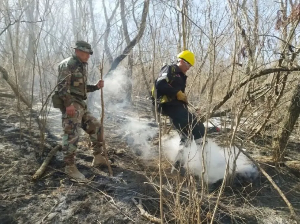 Bomberos en el cerro 20 de Febrero, piden agua y un poco de comida para poder seguir