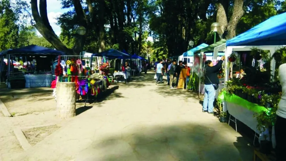 Los puesteros del parque San Martín se resisten a abandonar la feria
