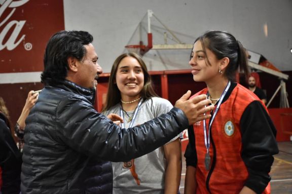 GUSTAVO SÁENZ CON LOS MEDALLISTAS SALTEÑOS DE LOS JUEGOS EVITA 2022