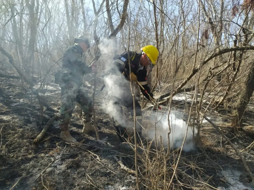 Luego de los incendios, comienzan las tareas de enfriamiento y guardia