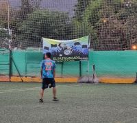 Polémica: Una chica viralizó una bandera "machista" que fue colgada en un partido de fútbol