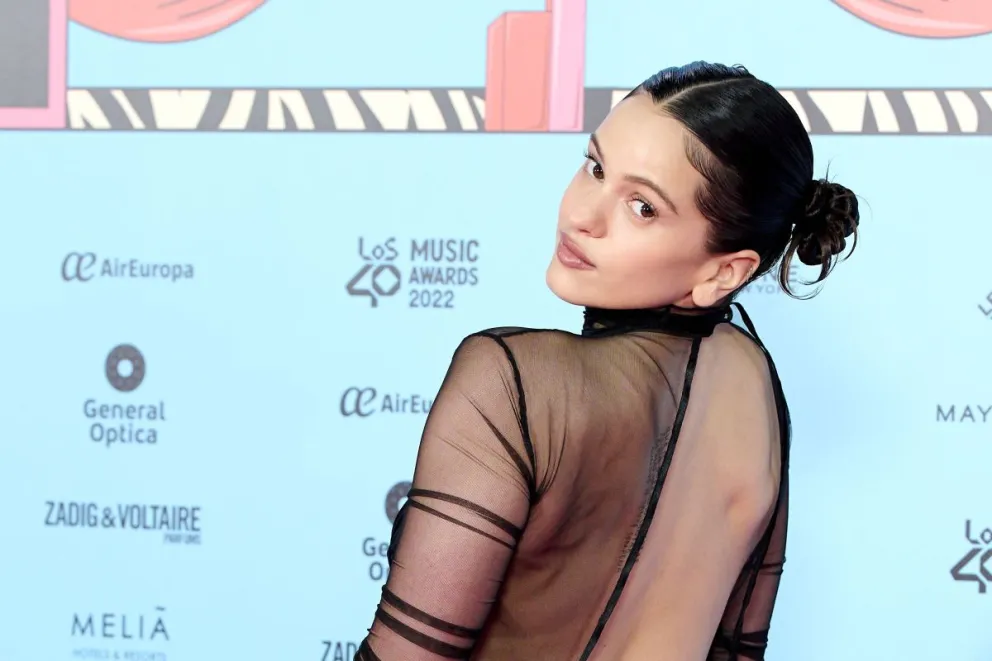 Rosalía causa sensación al dejar todo al descubierto con un vestido transparente 