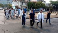 Médicos autoconvocados se manifestaron frente al hospital San Bernardo
