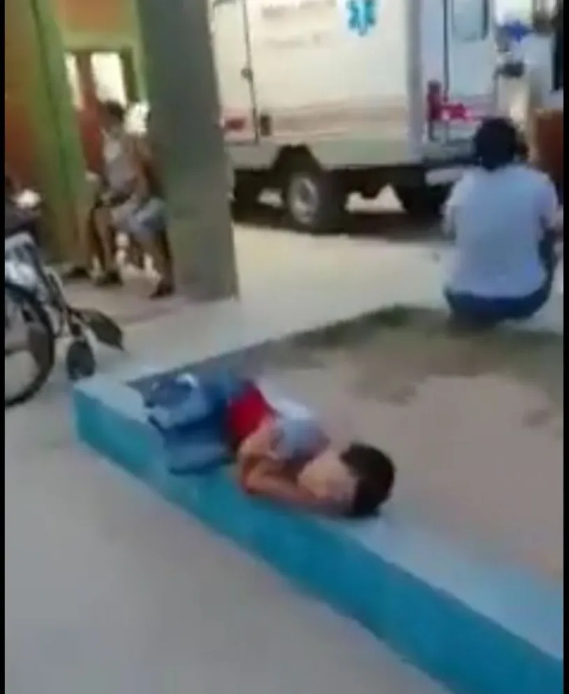 Lo mismo de siempre: pacientes esperan por horas, acostados en el suelo, a que alguien los vea