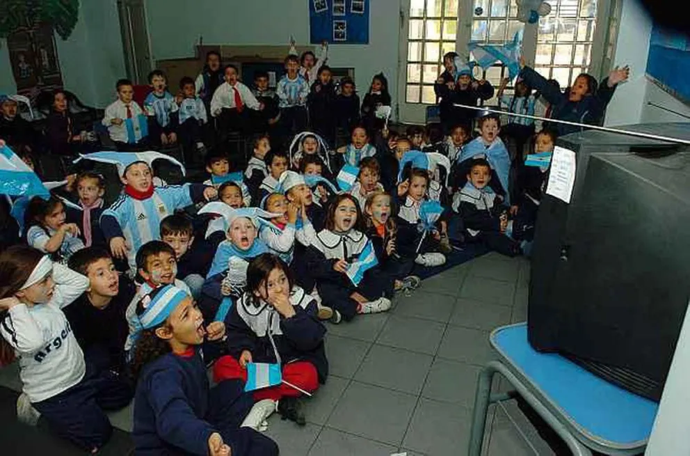 Los chicos y la disputa entre el mundial y la inasistencia en los colegios