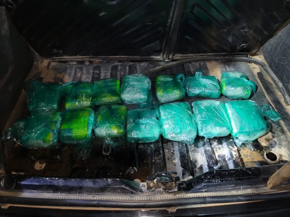 Le faltaban papeles, pero tenía 9 kilos de cocaína escondidos en el auto
