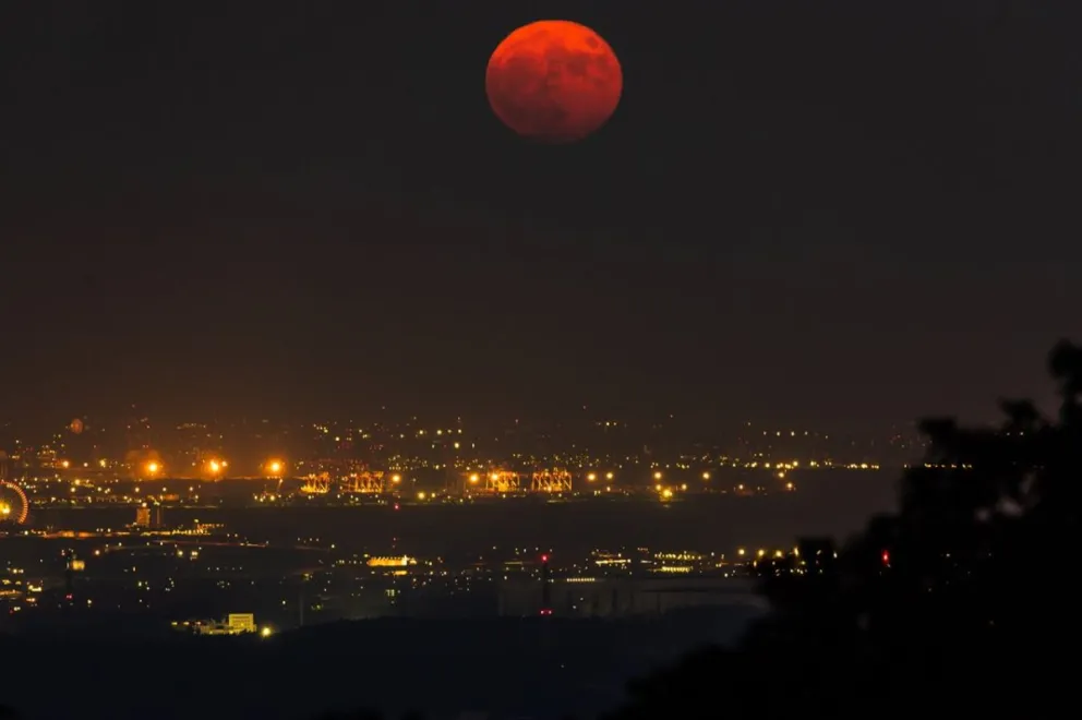 La luna en Salta cambió de color: ¿A qué se debe su tonalidad rojiza?