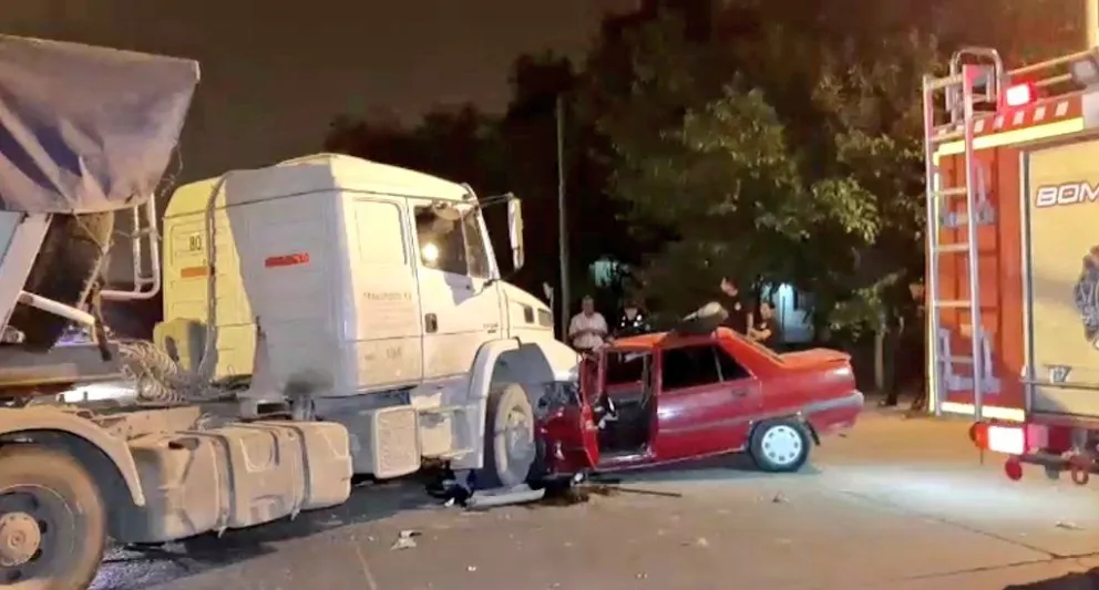 Accidente fatal: vehículo terminó debajo de un camión