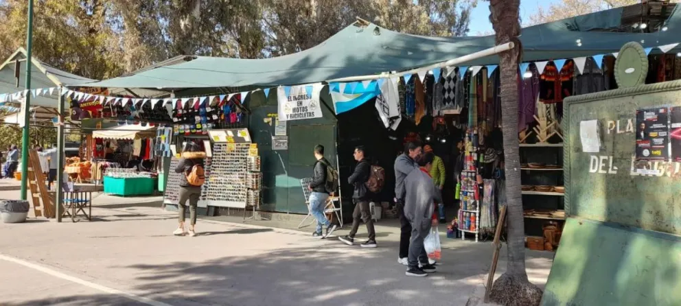 A pesar de la ordenanza del Concejo, sigue la tensión entre los feriantes y el municipio