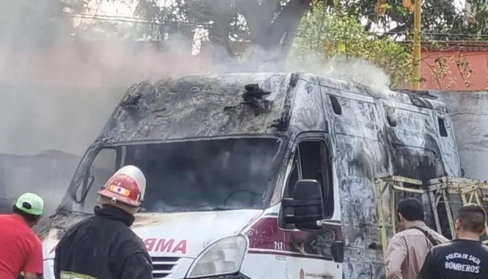 Investigan si el incendio de las ambulancias en Orán fue intencional
