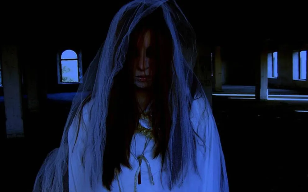 Mujer se casó con un fantasma y tiene noches de pasión inimaginables: "Nuestros momentos íntimos son..."