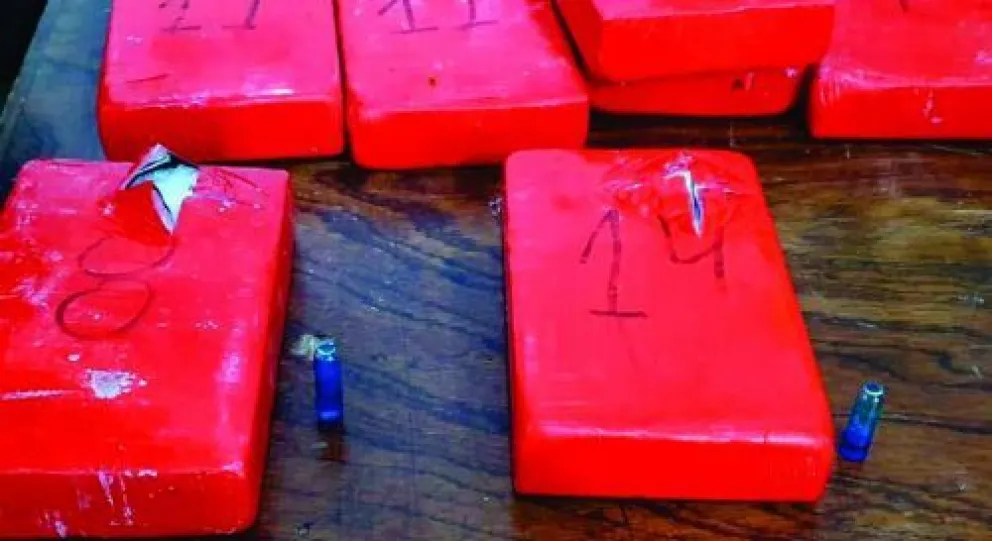 Abandonaron una mochila con kilos de cocaína y se dieron a la fuga