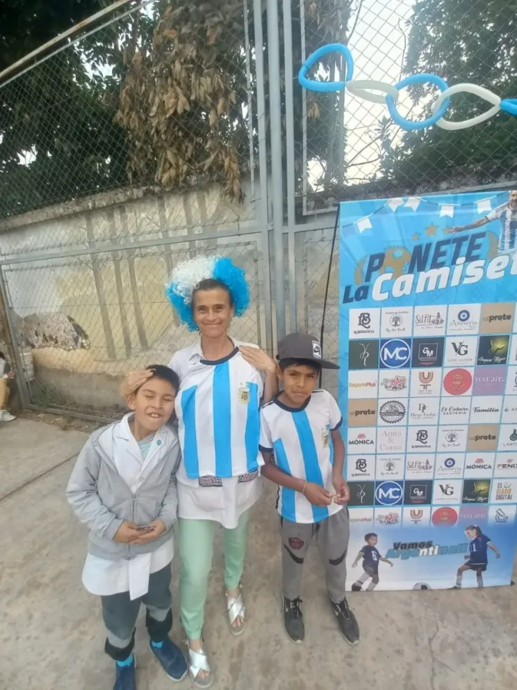 Escuela de Vaqueros se "puso la diez": les regaló a sus estudiantes una remera de la selección