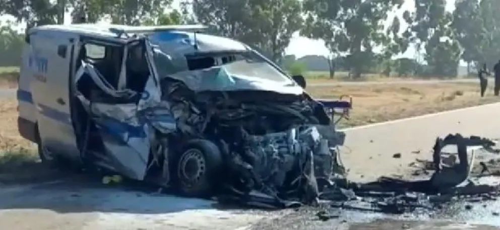 Violento accidente: ambulancia chocó contra un colectivo de larga distancia