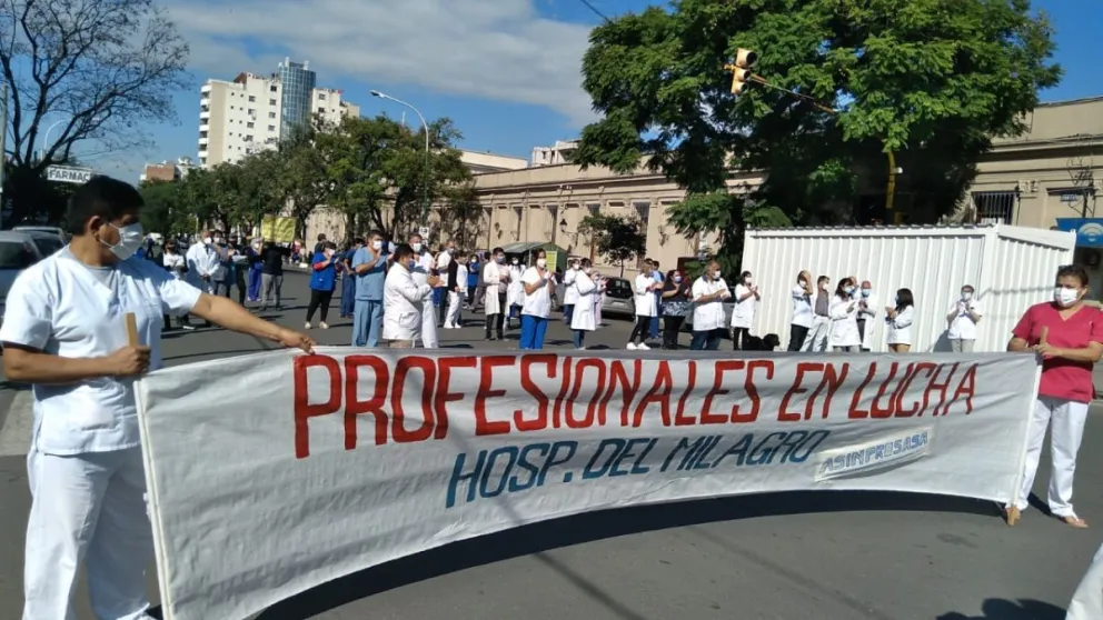 Profesionales de la salud se autoconvocaron: "En la pandemia nos aplaudieron, pero ya nos olvidaron"