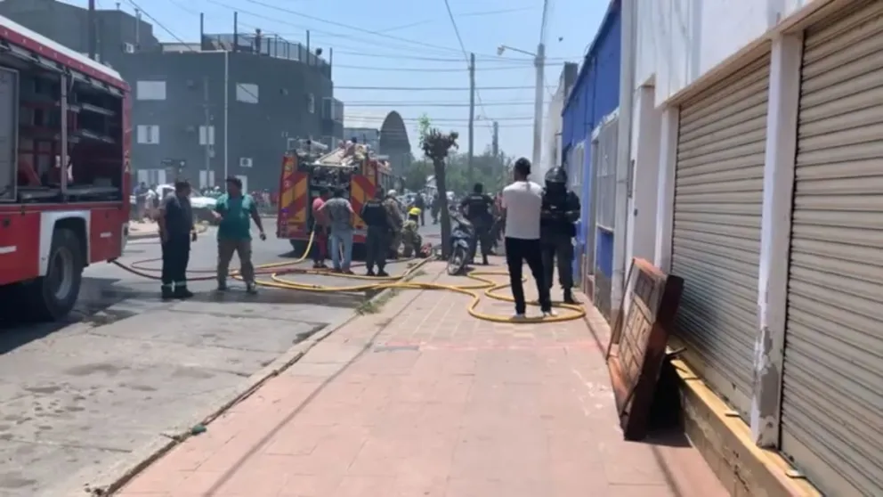 Reconocida carpintería se prendió fuego: vecinos debieron asistir a los bomberos con mangueras
