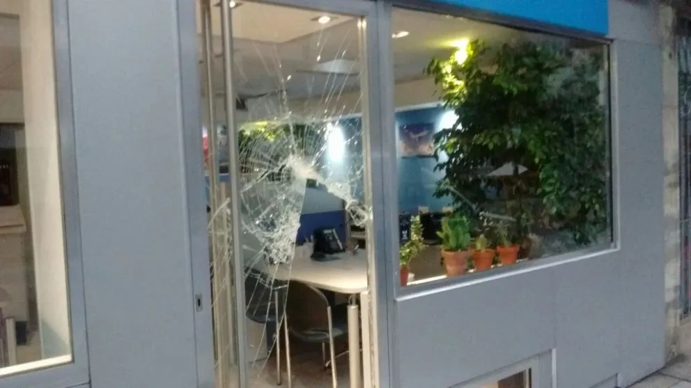 Hechos delictivos: rompían los vidrios de los comercios y se llevaban todo