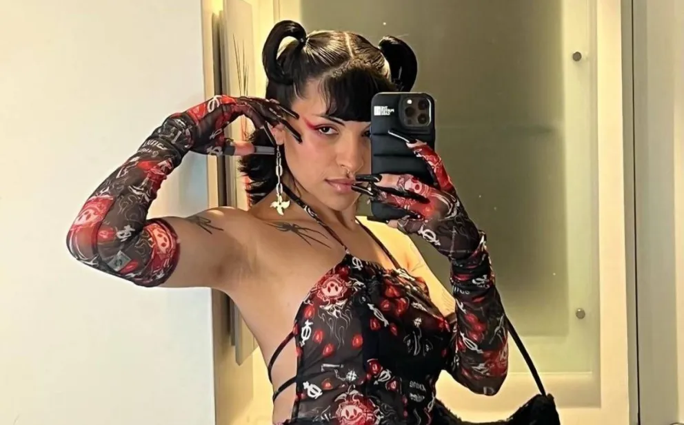 Cazzu sorprendió con su look en los Latin Grammy, pero dejó en evidencia este detalle