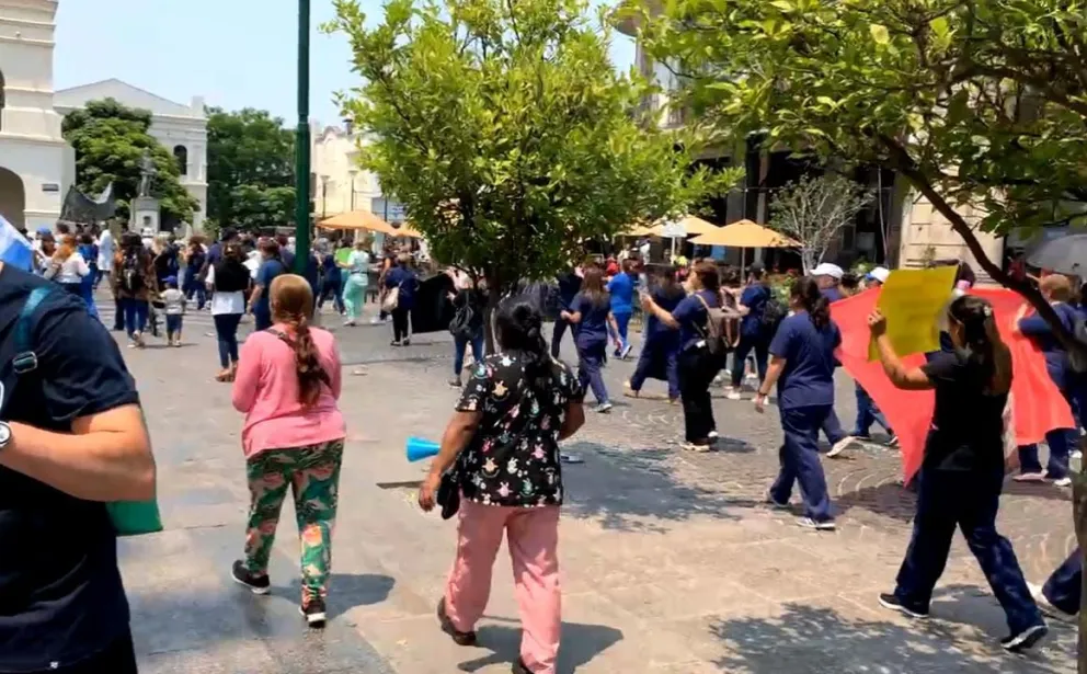 Los médicos volvieron a marchar por una mejora salarial en el centro salteño