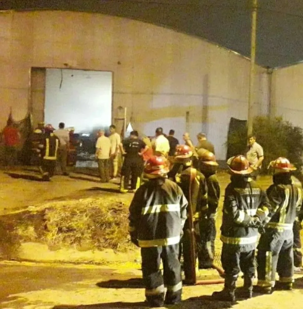 Impresionante incendio en un galpón del Parque Industrial