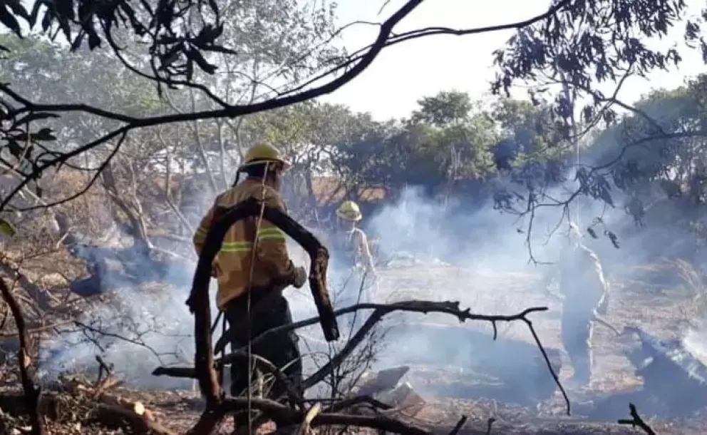 Una serie de explosiones suspendieron las tareas de control de los incendios